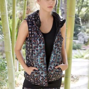NWT. Karen Kane reversible puffer vest M